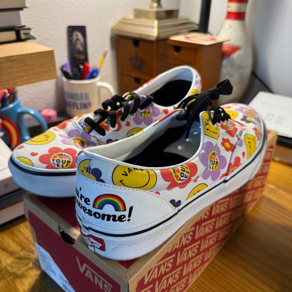 BRAND NEW - WORN ONCE - MENS 10.5 - VANS ERA RADICALLY HAPPY TRUE WHIT FLOWERS